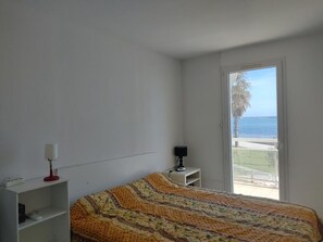 3 bedrooms, free WiFi - Seaside T4 Villa in Gruissan, Air Conditioning, 80m2, Beach 50m, Sleeps 6. (Gruissan)