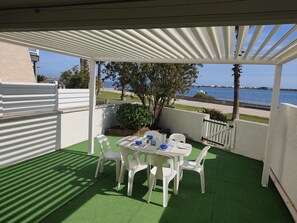 Outdoor dining - Seaside T4 Villa in Gruissan, Air Conditioning, 80m2, Beach 50m, Sleeps 6. (Gruissan)