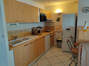 Fridge, microwave, oven, stovetop - Seaside T4 Villa in Gruissan, Air Conditioning, 80m2, Beach 50m, Sleeps 6. (Gruissan)