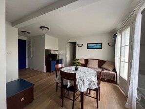 Dining - Bright 2-bedroom apartment with balcony and WIFI, near La Roche-Posay Spa (La Roche-Posay)