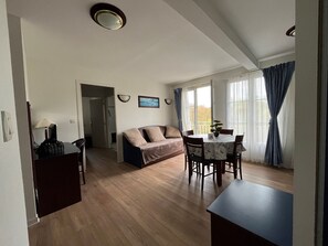 TV - Bright 2-bedroom apartment with balcony and WIFI, near La Roche-Posay Spa (La Roche-Posay)
