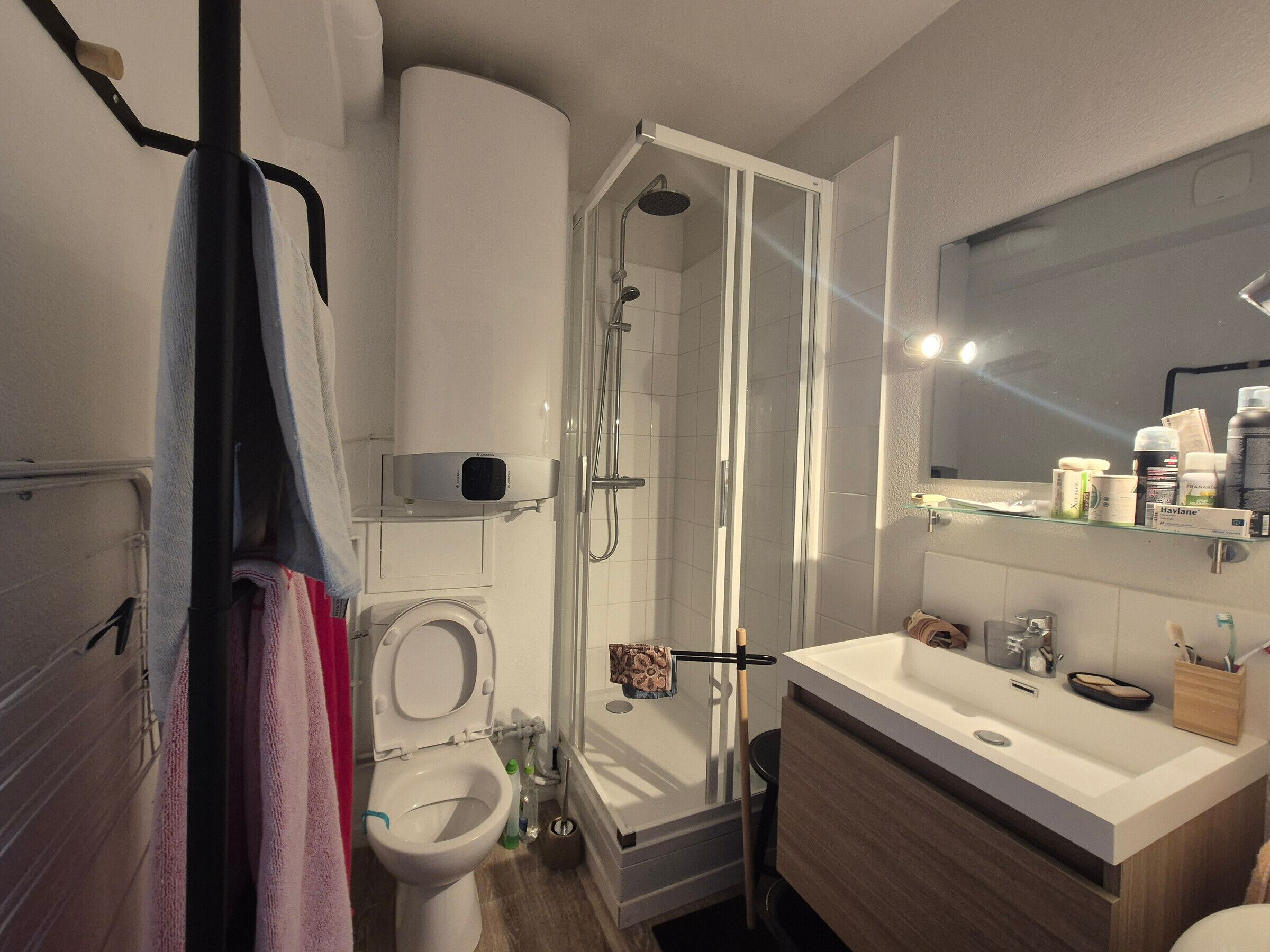 Un baño moderno con inodoro, ducha y lavamanos.