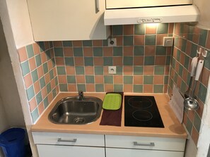 Réfrigérateur, micro-ondes, plaque de cuisson, cafetière/bouilloire