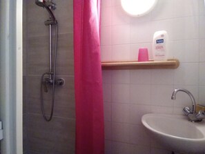 Bathroom - T4 Villa for 8 near Grazel Beach, private parking and terrace (Gruissan)