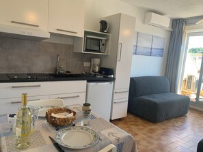 Réfrigérateur, micro-ondes, plaque de cuisson, cafetière/bouilloire