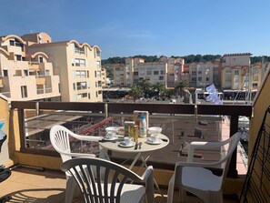 Outdoor dining - Charming Studio 2/3 Pers in Gruissan Center (Gruissan)