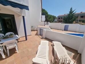 Outdoor dining - Charming house in L'Escala with communal pool (L'Escala)