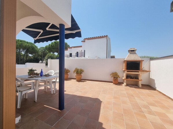 Outdoor dining - Charming house in L'Escala with communal pool (L'Escala)