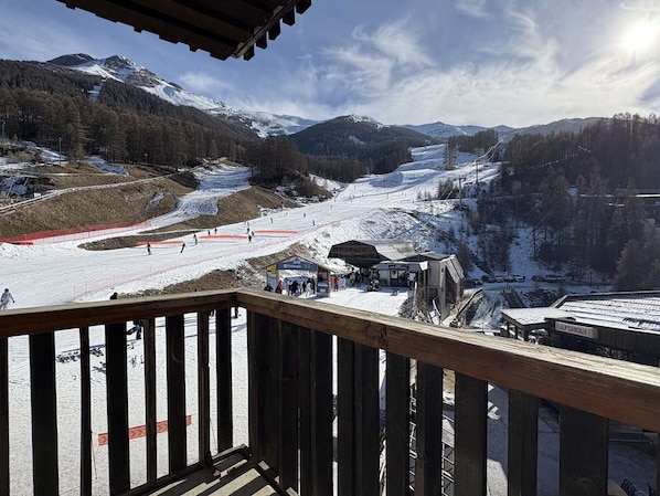 Property grounds - Studio for 4, southeast balcony, slopes and shops (Les Orres)