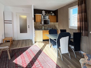 Dining - Studio for 4, southeast balcony, slopes and shops (Les Orres)