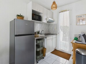 Kylskåp, mikrovågsugn, spishäll och kaffe- och tebryggare