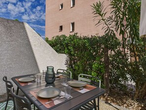 Outdoor dining - House 230m from beach with terrace and private parking (Marseillan-Plage)