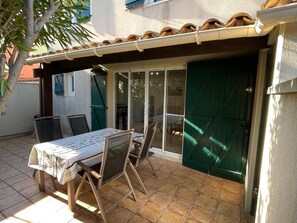 Outdoor dining - Air-conditioned T3 Villa for 6 with pool and parking in Cap d'Agde (Cap d'Agde)