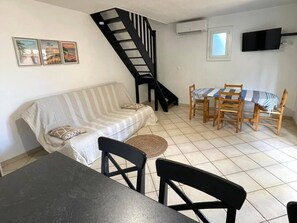 TV - Air-conditioned T3 Villa for 6 with pool and parking in Cap d'Agde (Cap d'Agde)