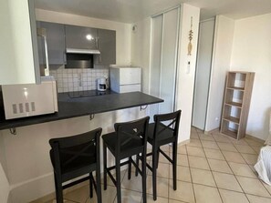 Fridge, microwave, stovetop, dishwasher - Air-conditioned T3 Villa for 6 with pool and parking in Cap d'Agde (Cap d'Agde)