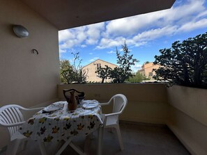 Outdoor dining - Studio near beach with terrace in L'Ile-Rousse (L'Île-Rousse)