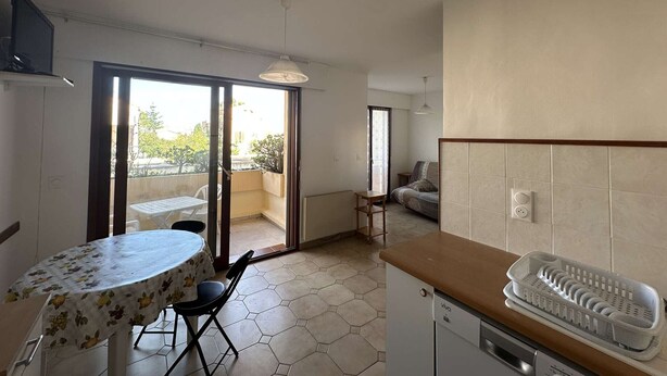 A compact kitchen with a dining area, a sofa, and a balcony with a view. - Studio near beach with terrace in L'Ile-Rousse (L'Île-Rousse)