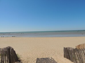 Una spiaggia nelle vicinanze