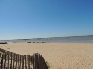 Una spiaggia nelle vicinanze