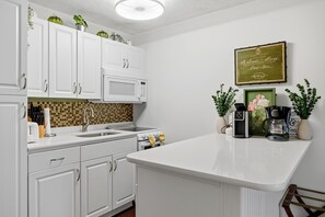 Fridge, microwave, coffee/tea maker, cookware/dishes/utensils - Timbers Studio 34 with Wintergreen Advantage (Wintergreen)