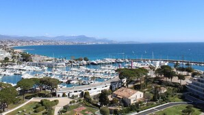 Un puerto deportivo con numerosas embarcaciones amarradas, rodeado de edificios residenciales y zonas verdes.