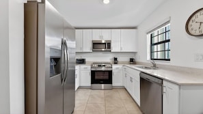 Fridge, microwave, oven, stovetop - Sunny Escape | Fresh, Modern Townhome Near Beaches (Port Charlotte)