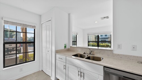 Sunny Escape | Fresh, Modern Townhome Near Beaches