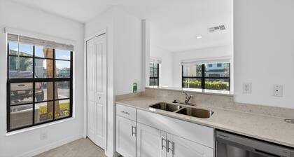 Sunny Escape | Fresh, Modern Townhome Near Beaches