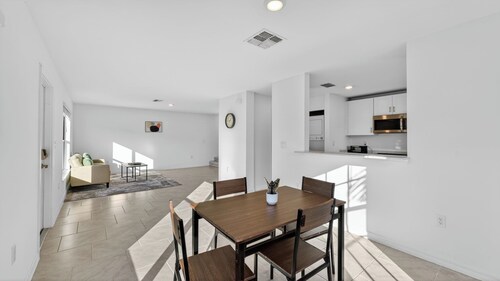 Sunny Escape | Fresh, Modern Townhome Near Beaches