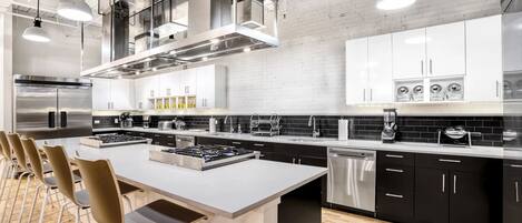 Refrigerador, microondas, horno y tetera eléctrica