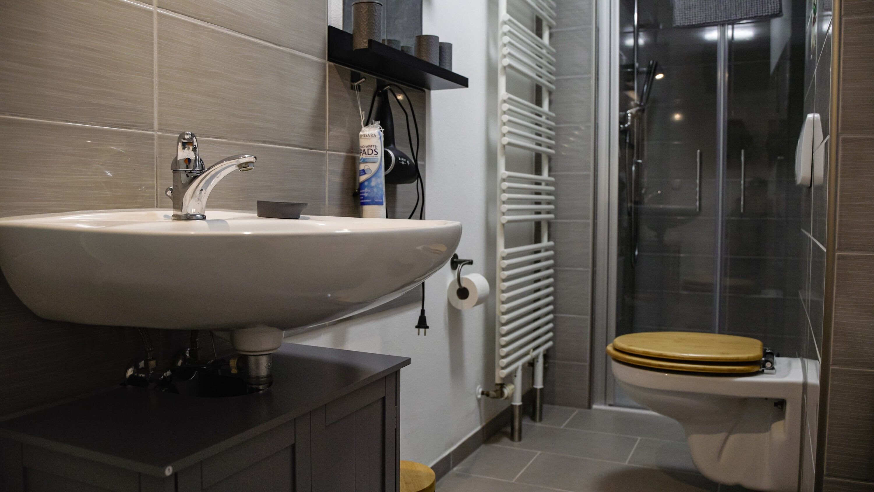 Douche, sèche-cheveux, serviettes fournies