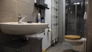 Douche, sĂšche-cheveux, serviettes fournies