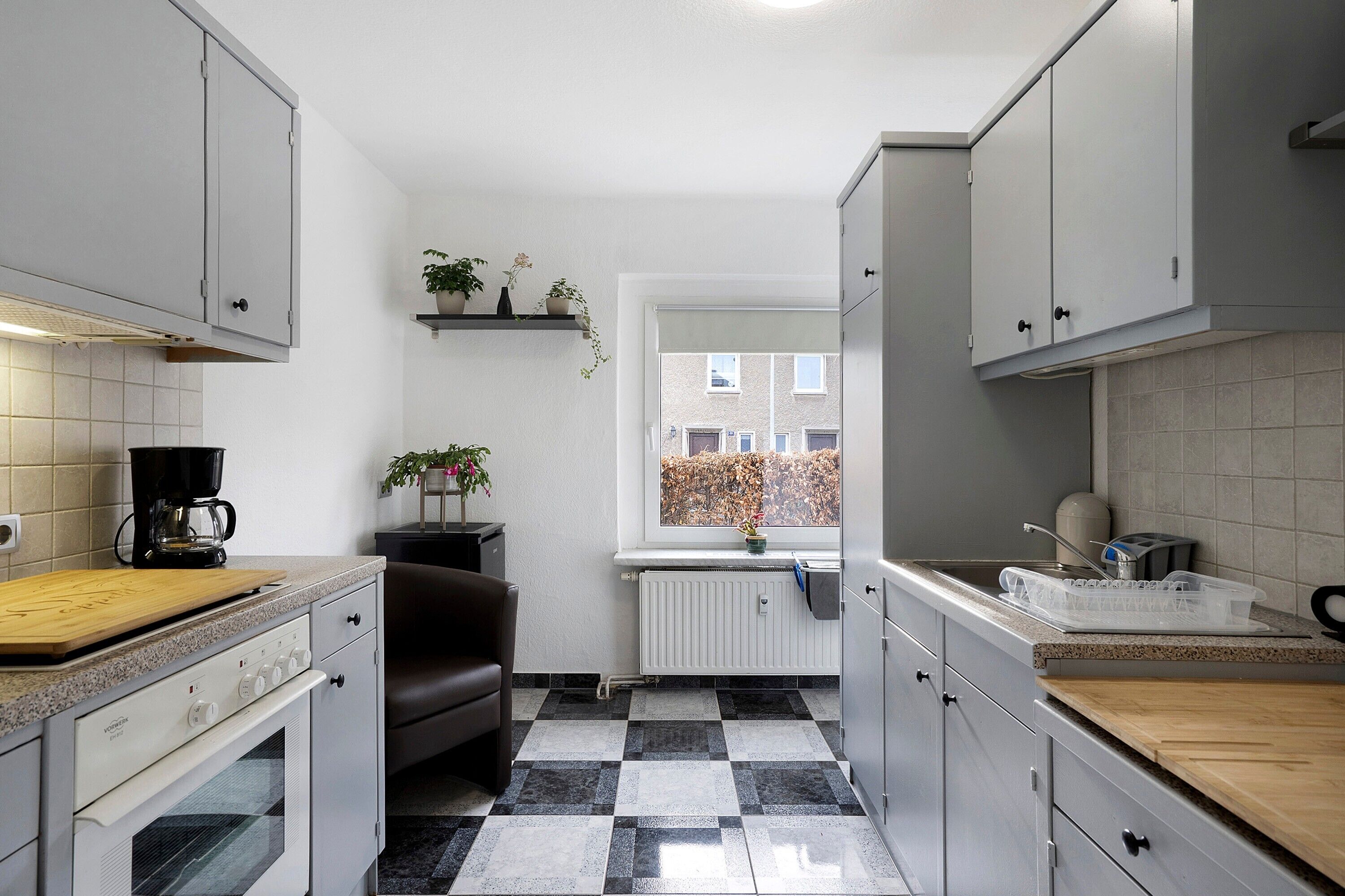 Een koelkast, een microgolfoven, een oven, een kookplaat