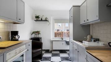 Een koelkast, een microgolfoven, een oven, een kookplaat