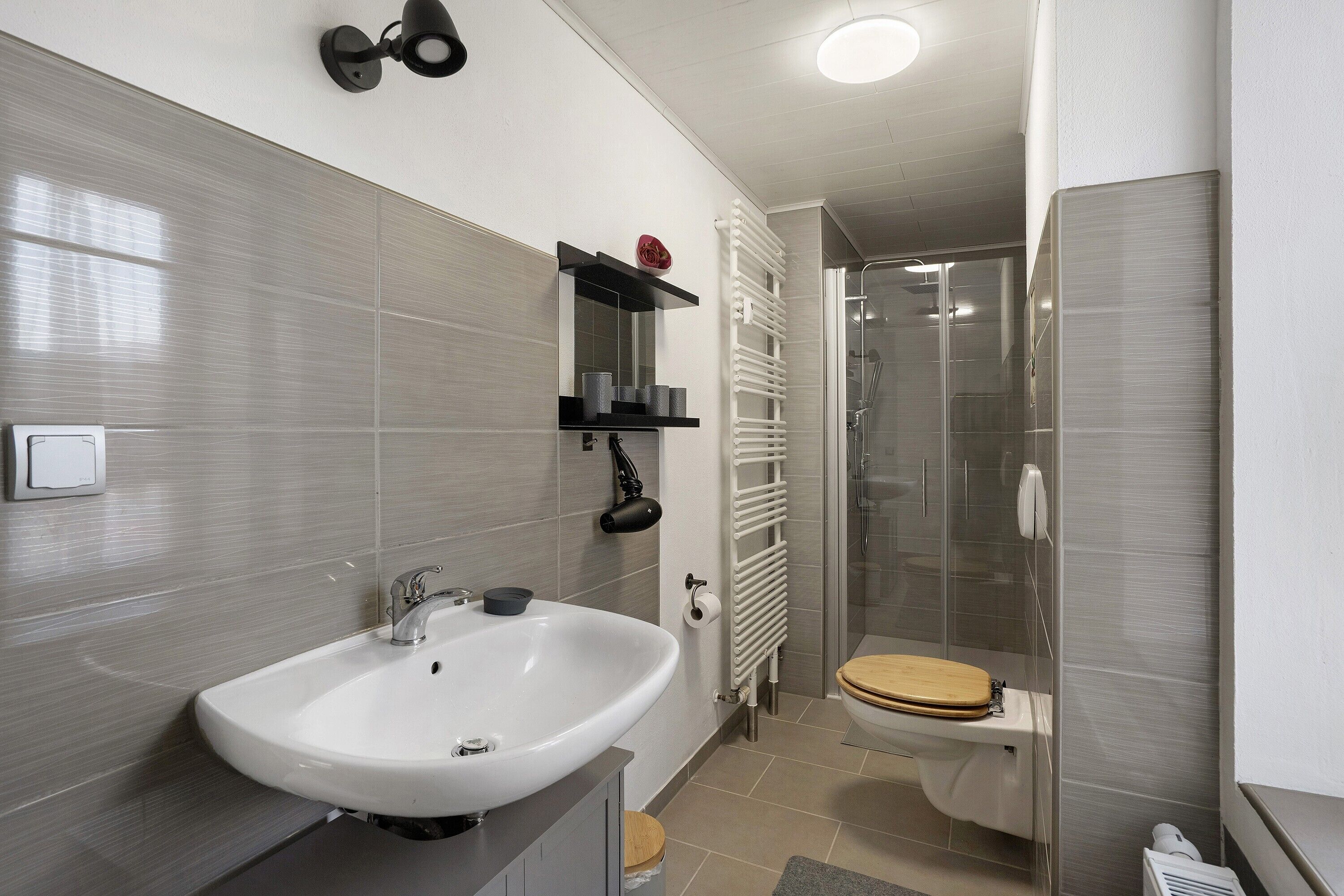 Dusj, hårføner og håndklær