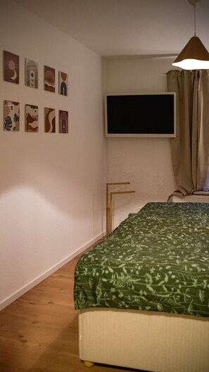 Silitysrauta/-lauta, Wi-Fi, vuodevaatteet