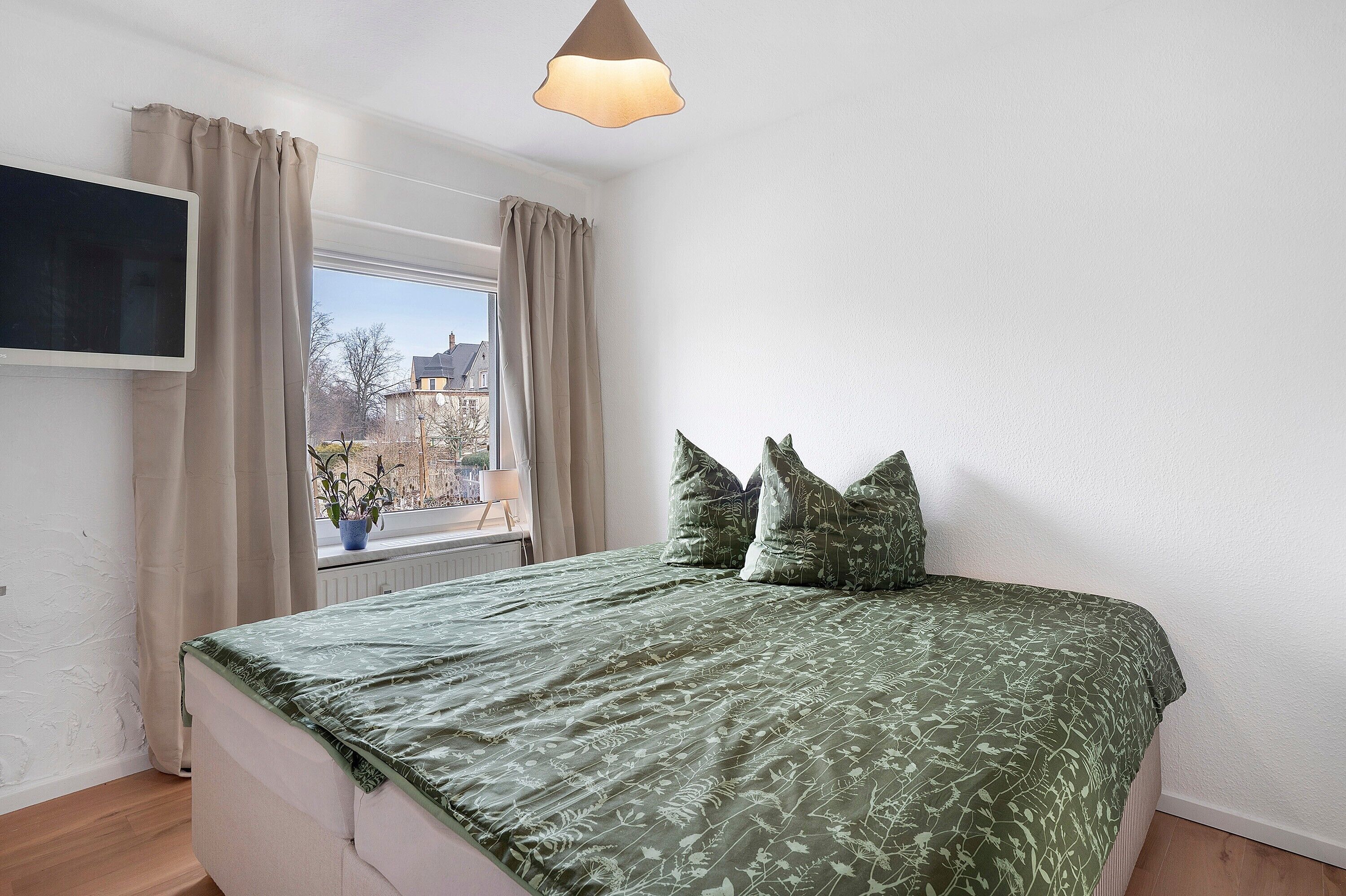 Tabla de planchar con plancha, wifi y ropa de cama 