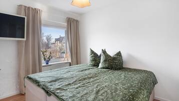 Tabla de planchar con plancha, wifi y ropa de cama