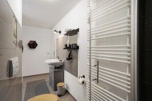 Chuveiro, secador de cabelo, toalhas de banho