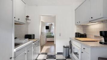 Jääkaappi, mikroaaltouuni, uuni, liesi