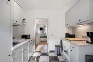 Frigorifero, microonde, forno, piano cottura