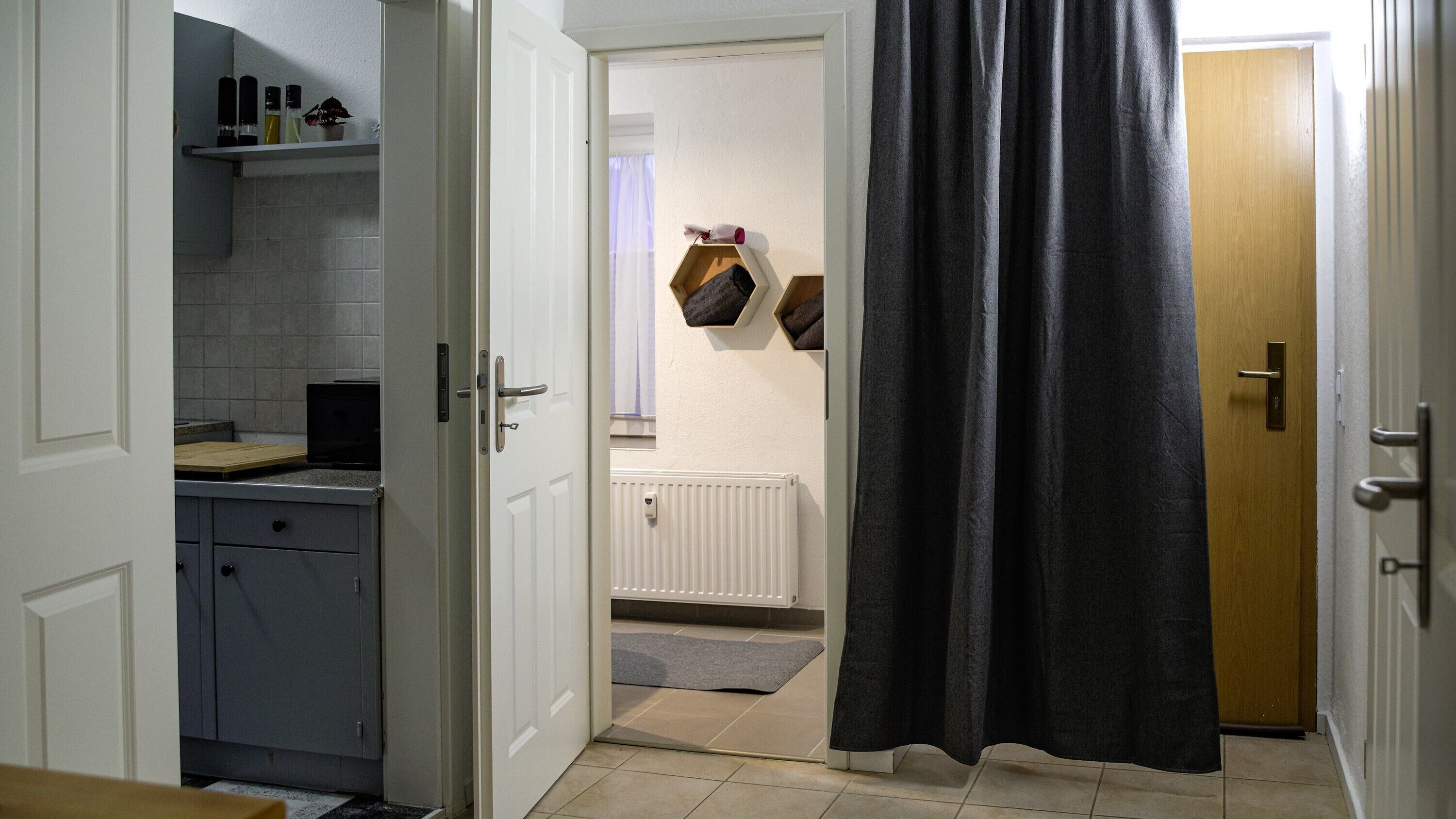 Chuveiro, secador de cabelo, toalhas de banho 