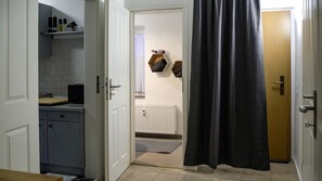 Chuveiro, secador de cabelo, toalhas de banho 