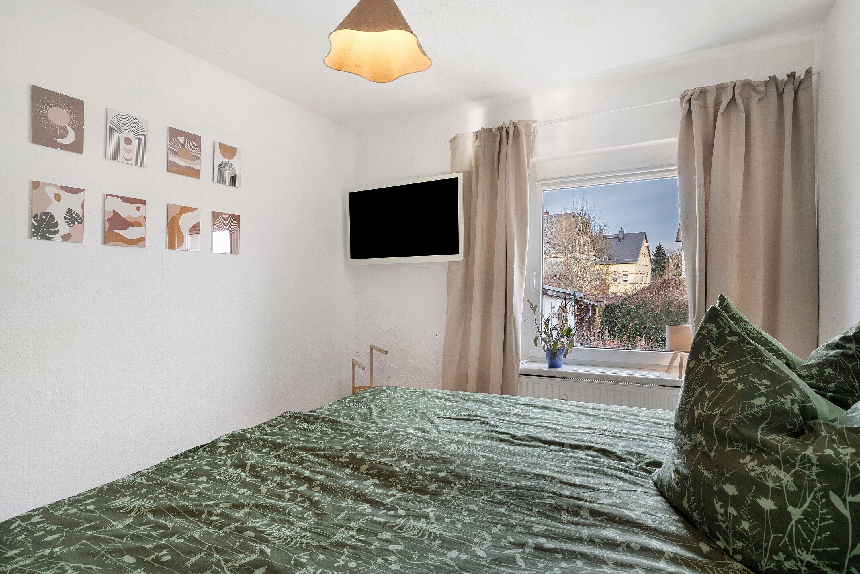 Silitysrauta/-lauta, Wi-Fi, vuodevaatteet