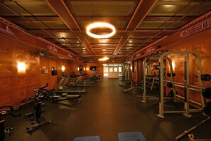 Ein Fitnessstudio mit Laufbändern, Ergometer und Gewichten.