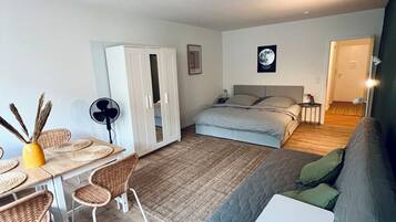 Fer et planche à repasser, accès Internet, draps fournis