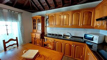 Refrigerador, microondas, placa de cocina, cafetera/tetera