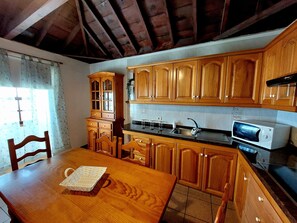 Réfrigérateur, micro-ondes, plaque de cuisson, cafetière/bouilloire