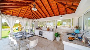 Kühlschrank, Ofen, Geschirrspüler, Kochgeschirr/Geschirr/Besteck