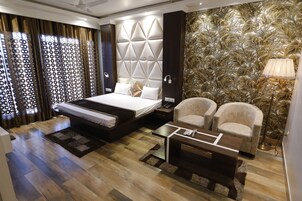 Luxury Room | Desk, laptop workspace, free WiFi